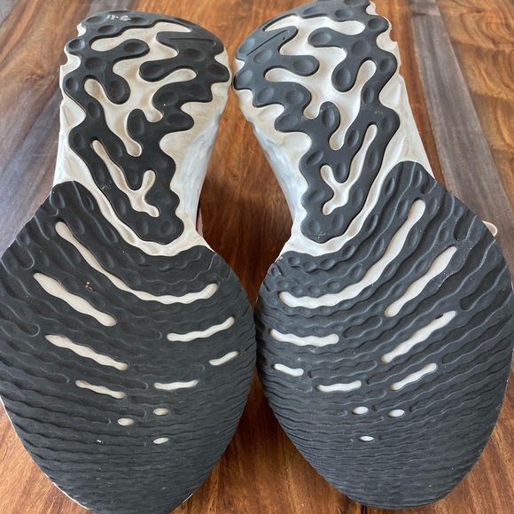 Women’s Nike React Infinity Run Flyknit Sneakers - Picture 10 of 15